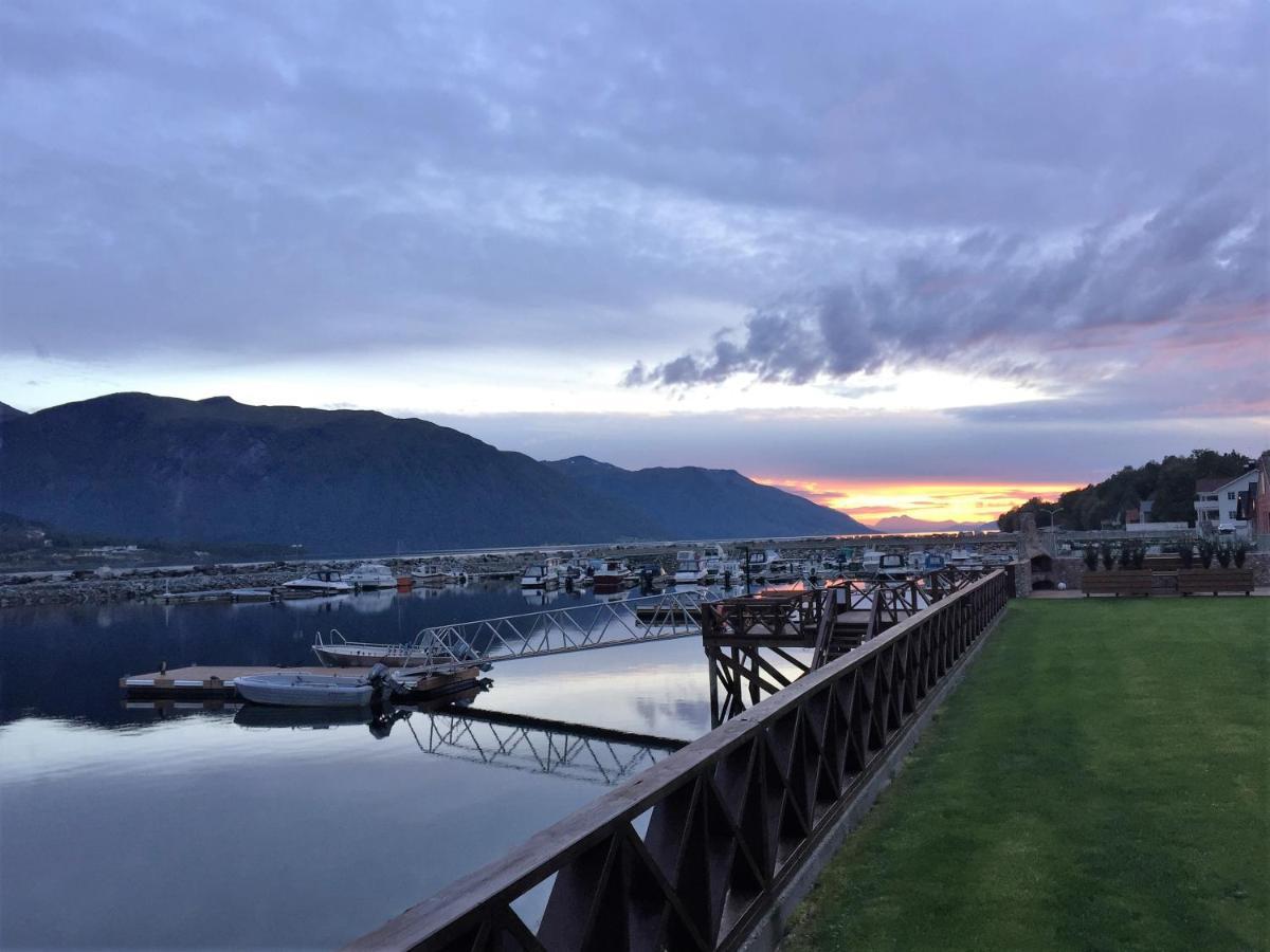 Solstrand Fjord Holiday Eidsvåg Екстериор снимка